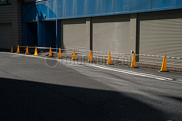 Tokio  Japan  Strassenszene mit Verkehrshuetchen an einem sonnigen Neujahrstag