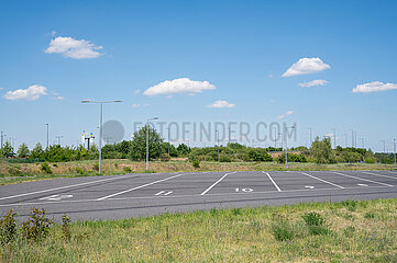 Berlin  Deutschland  Leere Parkplaetze am Flughafen Berlin-Brandenburg BER an einem Sommertag