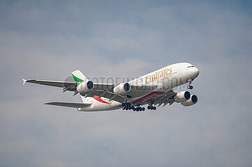 Singapur  Republik Singapur  Airbus A380 Passagierflugzeug der Emirates Airline im Landeanflug auf den Flughafen Changi