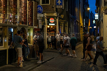 Niederlande  Amsterdam - Altstadt (Centrum) (Centrum) mit vielen Touristen in Bahnhofsnaehe