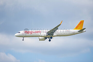 Berlin  Deutschland  Airbus A321neo Passagierflugzeug der Pegasus Airlines im Landeanflug auf den Flughafen Berlin Brandenburg BER