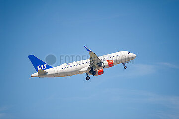 Berlin  Deutschland  Airbus A320 Neo Passagierflugzeug der SAS beim Start vom Flughafen Berlin Brandenburg BER