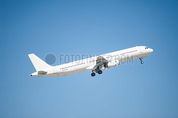 Berlin  Deutschland  Airbus A321 Passagierflugzeug der BBN Airlines beim Start vom Flughafen Berlin Brandenburg BER