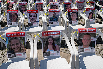 Berlin  Deutschland  Installation auf dem Bebelplatz mit Portraets der von der Hamas entfuehrten israelischen Geiseln