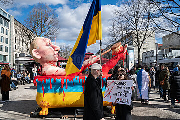 Berlin  Deutschland  Demonstration vor der Russischen Botschaft unter dem Titel Schluss mit Putin  mit Krieg  Luege und Repressionen