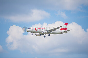 Berlin  Deutschland  Airbus A320 Passagierflugzeug der Austrian Airlines im Landeanflug auf den Flughafen Berlin Brandenburg BER