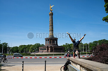 Berlin  Deutschland  Ein Mann macht auf einer Mauer vor der Siegessaeule in Tiergarten einen Handstand