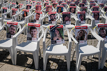 Berlin  Deutschland  Installation auf dem Bebelplatz mit Portraets der von der Hamas entfuehrten israelischen Geiseln