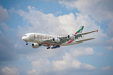 Berlin  Deutschland  Airbus A380 Passagierflugzeug der Emirates Airline im Landeanflug auf den Flughafen Berlin Brandenburg BER