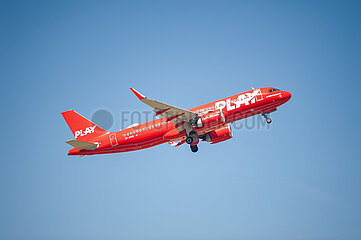 Berlin  Deutschland  Airbus A320neo Passagierflugzeug der Play Airlines beim Start vom Flughafen Berlin Brandenburg BER