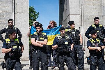 Berlin  Deutschland  Pro-ukrainische Aktivisten am Tag des Sieges vor dem Sowjetischen Ehrenmal in Tiergarten