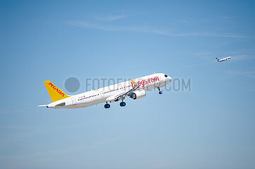 Berlin  Deutschland  Airbus A321neo Passagierflugzeug der Pegasus Airlines beim Start vom Flughafen Berlin Brandenburg BER