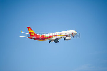 Berlin  Deutschland  Airbus A330 Passagierflugzeug der Hainan Airlines beim Start vom Flughafen Berlin Brandenburg BER