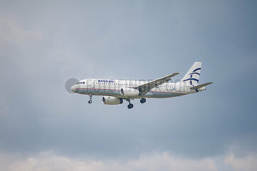 Berlin  Deutschland  Airbus A320 Passagierflugzeug der Aegean Airlines im Landeanflug auf den Flughafen Berlin Brandenburg BER