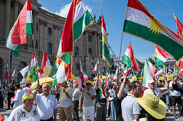 Berlin  Deutschland  Exil-Iraner protestieren fuer ein freies Iran in Solidaritaet mit den dortigen Buergerprotesten