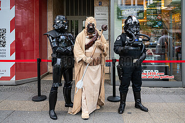 Berlin  Deutschland  Star-Wars-Fans in verschiedenen Kostuemen am May the 4th be with you Tag