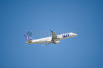 Berlin  Deutschland  Embraer ERJ-190STD Passagierflugzeug der LOT Polish Airlines beim Start vom Flughafen Berlin Brandenburg BER