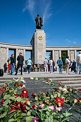 Berlin  Deutschland  Russen und pro-russische Sympathisanten am Tag des Sieges vor dem Sowjetischen Ehrenmal in Tiergarten