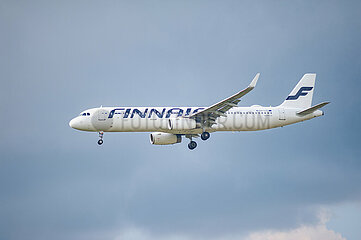 Berlin  Deutschland  Airbus A321 Passagierflugzeug der Finnair im Landeanflug auf den Flughafen Berlin Brandenburg BER