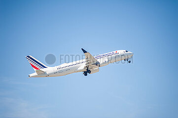 Berlin  Deutschland  Airbus A220-300 Passagierflugzeug der Air France beim Start vom Flughafen Berlin Brandenburg BER