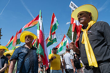 Berlin  Deutschland  Exil-Iraner protestieren fuer ein freies Iran in Solidaritaet mit den dortigen Buergerprotesten