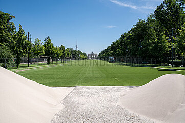 Berlin  Deutschland  Kunstrasen auf der Fanmeile zur Fussball-EM entlang der Strasse des 17. Juni in Tiergarten