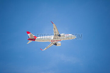 Berlin  Deutschland  Airbus A320neo Passagierflugzeug der Austrian Airlines beim Start vom Flughafen Berlin Brandenburg BER