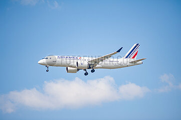 Berlin  Deutschland  Airbus A220-300 Passagierflugzeug der Air France im Landeanflug auf den Flughafen Berlin Brandenburg BER