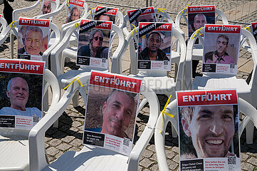 Berlin  Deutschland  Installation auf dem Bebelplatz mit Portraets der von der Hamas entfuehrten israelischen Geiseln