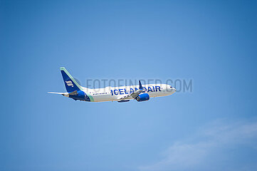 Berlin  Deutschland  Boeing 737-9 MAX Passagierflugzeug der Icelandair beim Start vom Flughafen Berlin Brandenburg BER