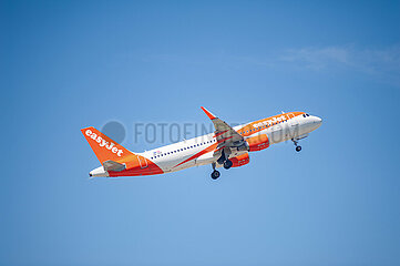 Berlin  Deutschland  Airbus A320 Passagierflugzeug der EasyJet Europe beim Start vom Flughafen Berlin Brandenburg BER