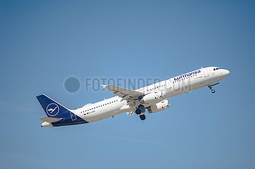 Berlin  Deutschland  Airbus A321 Passagierflugzeug der Lufthansa beim Start vom Flughafen Berlin Brandenburg BER