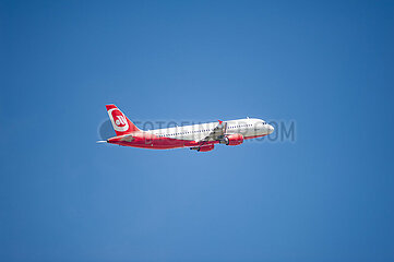 Berlin  Deutschland  Airbus A320 Passagierflugzeug der Sundair in alter Air-Berlin-Bemalung beim Start vom Flughafen Berlin Brandenburg BER