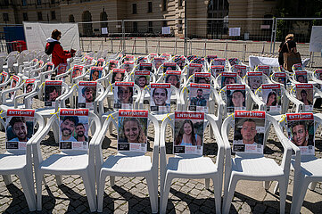 Berlin  Deutschland  Installation auf dem Bebelplatz mit Portraets der von der Hamas entfuehrten israelischen Geiseln