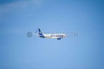 Berlin  Deutschland  Boeing 737-9 MAX Passagierflugzeug der Icelandair beim Start vom Flughafen Berlin Brandenburg BER