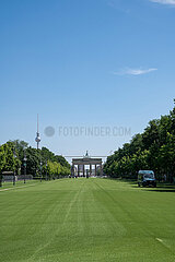 Berlin  Deutschland  Kunstrasen auf der Fanmeile zur Fussball-EM entlang der Strasse des 17. Juni in Tiergarten