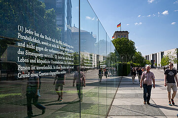 Berlin  Deutschland  Glastafeln mit der Inschrift der Artikel der Grundrechte stehen am Reichstagsufer