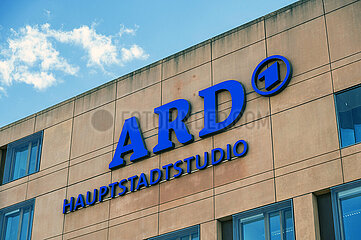 Berlin  Deutschland  Aussenansicht mit Logo des ARD Hauptstadtstudios im Bezirk Mitte