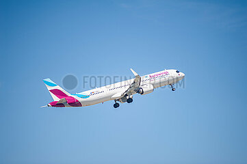 Berlin  Deutschland  Airbus A321neo Passagierflugzeug der Eurowings beim Start vom Flughafen Berlin Brandenburg BER