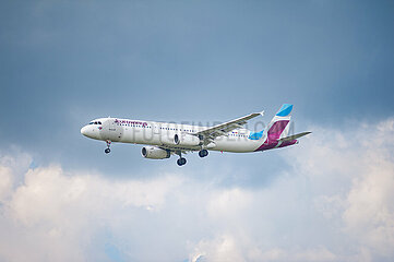 Berlin  Deutschland  Airbus A321 Passagierflugzeug der Eurowings im Landeanflug auf den Flughafen Berlin Brandenburg BER