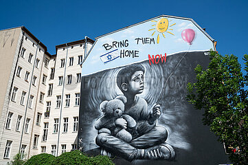 Berlin  Deutschland  Bring-Them-Home-Wandbild an einem Gebaeude entlang der Oranienburger Strasse in Mitte