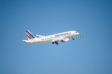 Berlin  Deutschland  Airbus A320 Passagierflugzeug der Air France beim Start vom Flughafen Berlin Brandenburg BER