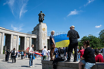 Berlin  Deutschland  Pro-ukrainische Unterstuetzer am Tag des Sieges vor dem Sowjetischen Ehrenmal in Tiergarten