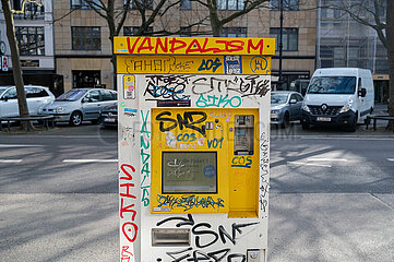 Berlin  Deutschland  Kritzelartige Schmierereien auf einem BVG-Fahrscheinautomat am Kurfuerstendamm