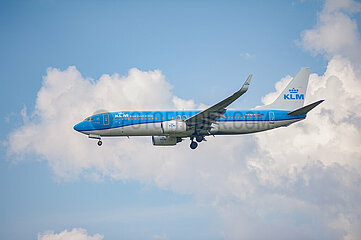 Berlin  Deutschland  Boeing 737-800 Passagierflugzeug der KLM im Landeanflug auf den Flughafen Berlin Brandenburg BER