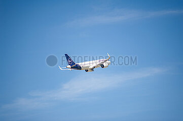 Berlin  Deutschland  Airbus A320 Neo Passagierflugzeug der Lufthansa beim Start vom Flughafen Berlin Brandenburg BER