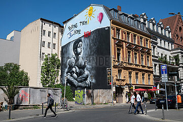 Berlin  Deutschland  Bring-Them-Home-Wandbild an einem Gebaeude entlang der Oranienburger Strasse in Mitte