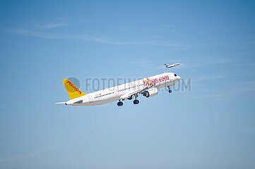 Berlin  Deutschland  Airbus A321neo Passagierflugzeug der Pegasus Airlines beim Start vom Flughafen Berlin Brandenburg BER