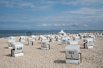 Ahlbeck  Usedom  Urlauber und Strandkoerbe am Ostseestrand im Kaiserbad Ahlbeck