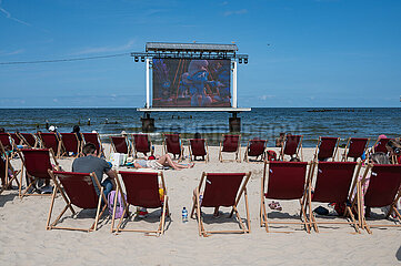 Heringsdorf  Usedom  Urlauber sitzen am Strand und schauen einen Film im Open-Air-Kino